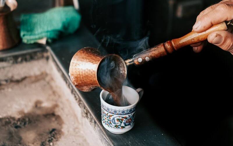 Caffeine - Giải Mã Phân Tử Vàng Đằng Sau Thức Uống Toàn Cầu