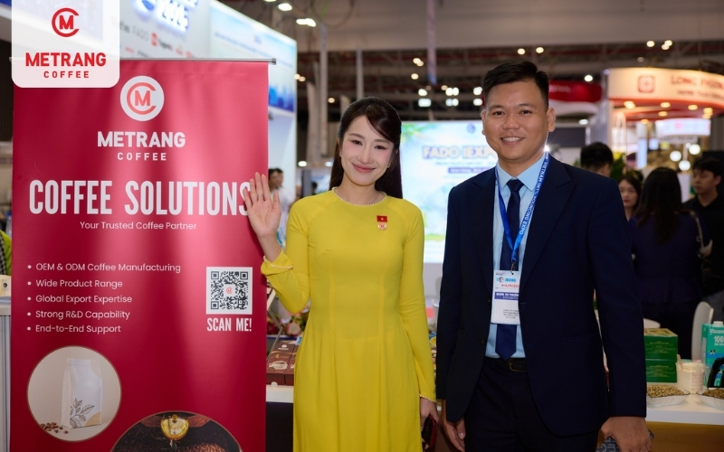 Trong dòng chảy của ngành đồ uống Việt Nam, có những cái tên không chỉ đại diện cho một sản phẩm, mà còn là biểu tượng của một hành trình di sản. MeTrang Coffee chính là một minh chứng sống động như thế. Với hơn hai thập kỷ kiên định với mục tiêu mang hương vị cà phê sạch đến tay người tiêu dùng, chúng tôi đã và đang viết nên câu chuyện về niềm tự hào hạt ngọc Việt trên bản đồ thế giới. Đặc biệt, sự ra đời của MeTrang Export là bước đi chiến lược nhằm chuyển hóa những tinh túy nội địa thành giá trị cung ứng toàn cầu, giúp đối tác quốc tế tiếp cận trực tiếp với nguồn cà phê chuẩn mực. H2: Hành trình di sản: MeTrang Coffee và khát vọng nâng tầm hạt ngọc Việt Khởi đầu từ những hạt cà phê nhân xanh tinh túy nhất của vùng đất đỏ đại ngàn, hành trình của MeTrang Coffee là sự kết hợp giữa ý chí kiên cường và tình yêu vô hạn với bản sắc dân tộc. 1.jpg Lễ kỉ niệm 25 năm thành lập công ty cổ phần tập đoàn cà phê Mê Trang (20/10/2000 - 20/10-2025) H3: Khởi nguồn từ tâm huyết với giá trị nguyên bản (2000 - 2010) Vào năm 2000, giữa bối cảnh thị trường cà phê Việt Nam vẫn còn sơ khai và chất lượng chưa được chuẩn hóa, MeTrang Coffee đã được khai sinh tại thành phố biển Nha Trang với một khát vọng mãnh liệt. Giai đoạn 10 năm đầu tiên là cuộc hành trình xây dựng niềm tin của người tiêu dùng bằng sự trung thực trong sản xuất. Xây dựng nền tảng cà phê sạch: Đây là giai đoạn MeTrang Coffee thiết lập các tiêu chuẩn khắt khe về việc loại bỏ hoàn toàn tạp chất, tập trung khai thác hương vị tự nhiên của hạt Arabica và Robusta. Thiết lập công nghệ độc bản: Nghiên cứu và ứng dụng thành công các công thức rang xay riêng biệt, giúp hạt cà phê giữ được độ dầu và hương thơm đặc trưng của vùng đất đỏ Bazan. Triết lý kinh doanh nhân văn: Gắn kết chặt chẽ với các nông hộ, đảm bảo quy trình thu hái chín và sơ chế tiêu chuẩn ngay từ những ngày đầu, tạo tiền đề vững chắc cho việc kiểm soát chất lượng xuất khẩu sau này. H3: Bước nhảy vọt về quy mô và vị thế của MeTrang Coffee (2010 - nay) Bước sang thập kỷ thứ hai, MeTrang Coffee không còn dừng lại ở một thương hiệu địa phương mà đã bứt phá trở thành "người khổng lồ" trong ngành cà phê Việt Nam. Đây là giai đoạn của sự hiện đại hóa và hội nhập sâu rộng, nơi bản sắc truyền thống được nâng tầm bằng công nghệ hiện đại. Hiện đại hóa hạ tầng sản xuất: Đầu tư hệ thống nhà máy đạt chuẩn quốc tế với dây chuyền công nghệ tiên tiến từ Châu Âu. Điều này giúp MeTrang Coffee đảm bảo sự đồng nhất tuyệt đối về chất lượng trong từng mẻ rang quy mô lớn. Mở rộng hệ sinh thái sản phẩm: Không chỉ dừng lại ở cà phê truyền thống, chúng tôi đã phát triển thành công các dòng sản phẩm đa dạng như cà phê hòa tan, cà phê túi lọc và đặc biệt là tuyệt phẩm cà phê Chồn. Vươn tầm thế giới cùng MeTrang Export: Với chứng nhận từ các tổ chức uy tín quốc tế, MeTrang Coffee đã tự tin bước chân vào các thị trường khó tính như Nga, Hàn Quốc, Mỹ và Nhật Bản. MeTrang Export đóng vai trò là nhịp cầu chuyên nghiệp, giúp tối ưu hóa chuỗi cung ứng và cung cấp giải pháp nguồn nguyên liệu chất lượng cao cho các nhà rang xay toàn cầu. 2.jpg Nhà máy tại Bình Dương của MeTrang Coffee H2: Triết lý vận hành kiến tạo nên giá trị cốt lõi của MeTrang Coffee Sự thành công bền vững của một thương hiệu không đến từ may mắn, mà từ những triết lý vận hành khắt khe được duy trì xuyên suốt hàng chục năm qua tại MeTrang Coffee. H3: Chất lượng đồng nhất: Cam kết vàng từ MeTrang Coffee Tại MeTrang Coffee, chất lượng không phải là mục tiêu nhất thời, mà là sự ổn định vĩnh cửu. Chúng tôi thiết lập quy trình kiểm soát khép kín từ khâu chọn lọc nguyên liệu tại nông trường đến công nghệ rang xay độc bản. Mỗi tách cà phê dù được thưởng thức ở bất cứ đâu đều mang lại trải nghiệm hương vị đồng nhất: Đậm đà, tinh tế và hoàn toàn tự nhiên. H3: Tinh thần đổi mới: Sự giao thoa giữa công nghệ và sáng tạo Không ngủ quên trên chiến thắng, MeTrang Coffee luôn tiên phong ứng dụng khoa học kỹ thuật vào sản xuất. Sự kết hợp giữa kinh nghiệm rang xay truyền thống và công nghệ thu hồi hương tự nhiên tiên tiến đã giúp sản phẩm giữ trọn vẹn những nốt hương quý giá nhất, đáp ứng thị hiếu ngày càng đa dạng của khách hàng hiện đại. H2: Danh mục sản phẩm đa dạng - Hệ giá trị toàn diện từ MeTrang Coffee Chúng tôi thấu hiểu rằng mỗi thực khách đều có một gu thưởng thức riêng biệt. Chính vì vậy, hệ sinh thái sản phẩm của MeTrang Coffee được thiết kế để chạm đến mọi cảm xúc của người dùng. 3.jpg Các sản phẩm của MeTrang Coffee tại không gian trưng bày sản phẩm OCOP Khánh Hòa H3: Nghệ thuật thưởng thức nguyên bản từ cà phê hạt rang và rang xay Dòng cà phê hạt rang và rang xay nguyên chất chính là di sản làm nên tên tuổi của MeTrang Coffee. Đây là dòng sản phẩm dành cho những người yêu thích sự mộc mạc, tinh tế và mong muốn tìm lại hương vị cà phê thuần túy nhất. Tuyển chọn nguyên liệu thượng hạng: Chúng tôi chỉ sử dụng những hạt cà phê Arabica và Robusta đạt chuẩn về kích cỡ từ các vùng nguyên liệu trứ danh như Buôn Ma Thuột và Cầu Đất. Kỹ thuật rang xay bậc thầy: Tại MeTrang Coffee, mỗi mẻ rang là một tác phẩm nghệ thuật. Chúng tôi áp dụng các profile rang đa dạng (Light, Medium, Dark) được kiểm soát bởi hệ thống máy rang hiện đại, giúp giải phóng tối đa các hợp chất thơm và cân bằng độ acid tự nhiên. Sạch và an toàn tuyệt đối: Cam kết không sử dụng hương liệu nhân tạo hay chất bảo quản. Sản phẩm giữ được lớp crema dày mịn khi pha máy và vị đậm đà hậu ngọt khi pha phin truyền thống. H3: MeTrang Coffee: Từ cà phê hòa tan tiện lợi đến cà phê chồn thượng hạng Sự đa dạng trong danh mục sản phẩm của MeTrang Coffee là minh chứng cho khả năng thấu hiểu mọi nhu cầu của thị trường, từ nhịp sống hối hả đến những giây phút thưởng lãm nghệ thuật xa xỉ. Dòng cà phê hòa tan của chúng tôi ứng dụng công nghệ sấy hiện đại, giúp bảo toàn trọn vẹn hương vị tươi mới và sự đậm đà đặc trưng, mang lại giải pháp thưởng thức nhanh chóng cho người dùng hiện đại. Ở phân khúc cao cấp nhất, cà phê Chồn MeTrang Coffee chính là biểu tượng của sự sang trọng. Bằng bí quyết ủ men sinh học độc quyền, chúng tôi kiến tạo nên những hạt cà phê có hương thơm quyến rũ nồng nàn và hậu vị ngọt thanh vương vấn. Những sản phẩm này không chỉ đáp ứng tiêu chuẩn tiêu dùng khắt khe mà còn là món quà ngoại giao ý nghĩa, góp phần khẳng định vị thế và nghệ thuật cà phê Việt trên trường quốc tế. 4.jpg MeTrang Coffee tạo dấu ấn tại Việt Nam Sourcing Expo 2025 H2: Từ MeTrang Coffee đến MeTrang Export: Kế thừa di sản, vươn tầm thế giới Sứ mệnh của MeTrang Coffee không dừng lại ở biên giới quốc gia. MeTrang Export ra đời như một lời khẳng định về khả năng cung ứng chuyên nghiệp của người Việt trên sân chơi toàn cầu. H3: Cánh tay nối dài tinh hoa kỹ thuật từ MeTrang Coffee MeTrang Export không đơn thuần là một đơn vị kinh doanh quốc tế, mà là sự kế thừa trực tiếp những giá trị tinh hoa và nền tảng kỹ thuật vững chắc từ MeTrang Coffee. Chúng tôi chuyển hóa hơn 25 năm kinh nghiệm sản xuất nội địa thành một quy trình cung ứng chuẩn mực, đáp ứng những yêu cầu khắt khe nhất về mặt kỹ thuật của thị trường toàn cầu. Chuyên môn hóa quy trình sơ chế: Kế thừa hệ thống bể lên men và máy tách vỏ hiện đại, chúng tôi kiểm soát chính xác từng biến số kỹ thuật để đảm bảo hạt nhân xanh đạt độ đồng nhất tối đa. Kỹ nghệ rang xay tiêu chuẩn quốc tế: Sử dụng các profile rang được tinh chỉnh từ đội ngũ chuyên gia của MeTrang Coffee, chúng tôi có khả năng tùy biến hương vị để phù hợp với gu thưởng thức của từng thị trường mục tiêu như EU, Mỹ hay Nhật Bản. Hạ tầng công nghệ tiên tiến: Hệ thống nhà máy đạt chuẩn HACCP và ISO là minh chứng cho năng lực sản xuất quy mô lớn nhưng vẫn duy trì được sự tinh tế trong từng sản phẩm. 5.jpg MeTrang Export chuyên xuất khẩu cà phê nhân xanh H3: Cam kết chất lượng và giải pháp thương mại toàn cầu Tại MeTrang Export, chúng tôi hiểu rằng trong giao thương quốc tế, chất lượng hạt cà phê là điều kiện cần, nhưng giải pháp thương mại chuyên nghiệp mới là điều kiện đủ để tạo nên sự bền vững. Chúng tôi cam kết mang đến sự an tâm tuyệt đối cho đối tác thông qua các trụ cột: Minh bạch và truy xuất nguồn gốc: Mọi lô hàng đều có hồ sơ truy xuất rõ ràng, từ vùng trồng, thời điểm thu hoạch đến quy trình kiểm định dư lượng bảo vệ thực vật, giúp đối tác dễ dàng vượt qua các rào cản kỹ thuật tại nước sở tại. Kiểm soát chất lượng nghiêm ngặt (QC): Trước khi rời kho, mỗi container hàng đều trải qua quy trình kiểm tra mẫu thử (cupping) khắt khe, đảm bảo độ ẩm, tỷ lệ hạt lỗi và hương vị luôn đạt chuẩn Premium đúng như cam kết. Dịch vụ hậu cần chuyên nghiệp: Với kinh nghiệm xuất khẩu dày dặn, chúng tôi tối ưu hóa quy trình vận chuyển và thủ tục hải quan, đảm bảo thời gian giao hàng nhanh chóng và giảm thiểu rủi ro cho nhà nhập khẩu. H2: Kết luận Hành trình 25 năm của MeTrang Coffee là hành trình của niềm tin, sự kiên trì và khát vọng chinh phục những đỉnh cao mới. Chúng tôi tin rằng, với nền tảng di sản vững chắc và tinh thần không ngừng đổi mới, hạt cà phê Việt sẽ tiếp tục tỏa sáng và mang lại những giá trị tốt đẹp cho cộng đồng yêu cà phê trên toàn thế giới. MeTrang Export cam kết mang những tinh túy này vươn xa hơn nữa, trở thành đối tác cung ứng chiến lược và tin cậy cho các nhà rang xay toàn cầu. Chúng tôi tin rằng, với sự minh bạch trong chất lượng và chuyên nghiệp trong giải pháp thương mại, hạt cà phê nhân xanh Việt Nam sẽ tiếp tục tỏa sáng, mang lại những giá trị bền vững và hương vị tuyệt mỹ cho cộng đồng yêu cà phê trên toàn thế giới.