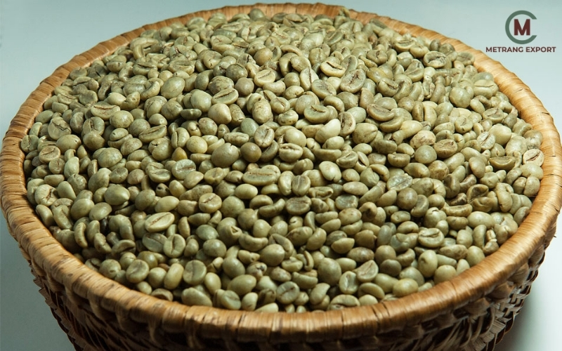 Vỏ lụa của hạt nhân xanh bong ra sau khi rang